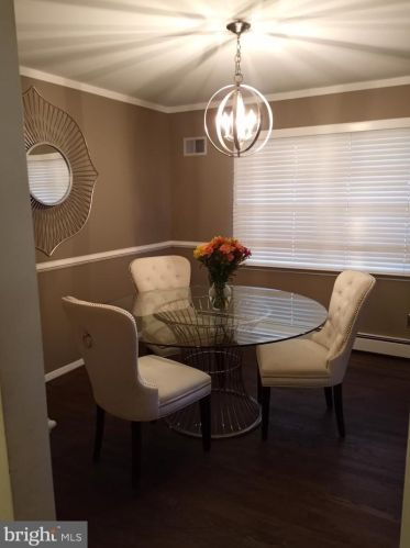 5 Mark Ln, Trenton, NJ 08628-1510