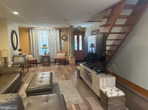 2527 11th St, Philadelphia, PA 19133-1413