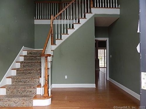 1 Ortense Dr, Wallingford, CT 06492-3370