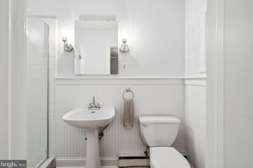 25 Gravers Ln, Philadelphia PA 19118-0041 exterior