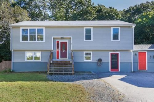 8 Zagarella Cir, Seabrook, NH 03874-4325