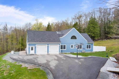 281 Longview Dr, Henniker, NH 03242-6207