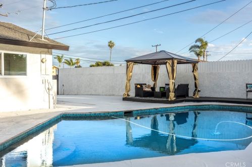 8212 Munster Dr, Huntington Beach CA  92646-5025 exterior