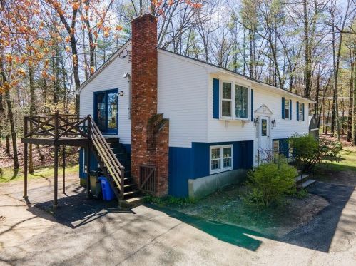 1 Currier Dr, Londonderry, NH 03053-3211