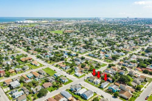 2102 56th St, Galveston, TX 77551-5137