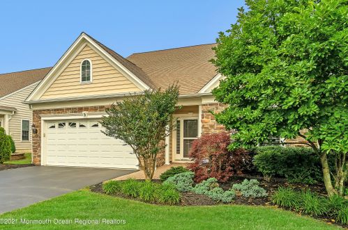 9 Montrose Ln, Lakehurst, NJ 08759-7314