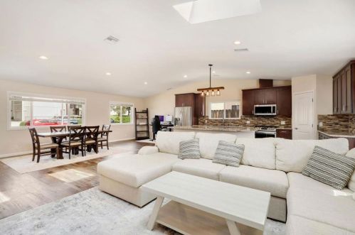 1730 Calle Jules, Vista CA  92084-3242 exterior