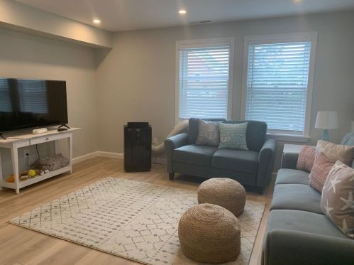 33 Van Zandt Ave, Middletown, RI 02840-1563