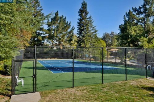 445 Ridgeview Dr, Concord CA  94523-1027 exterior