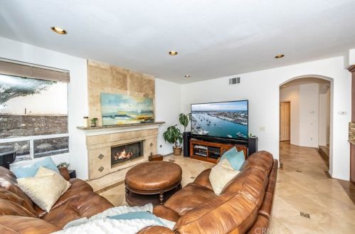 7551 Hollow Oak Rd, Anaheim CA  92808-1429 exterior