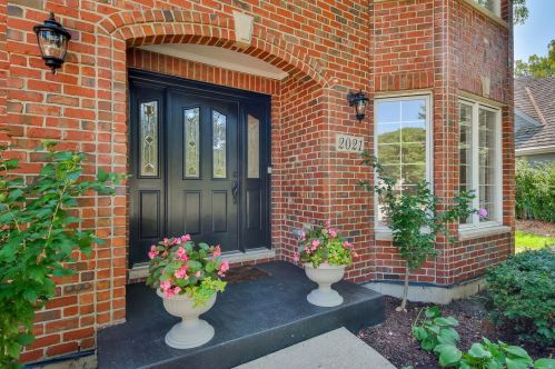 2021 Mustang Dr, Naperville, IL 60565-6772