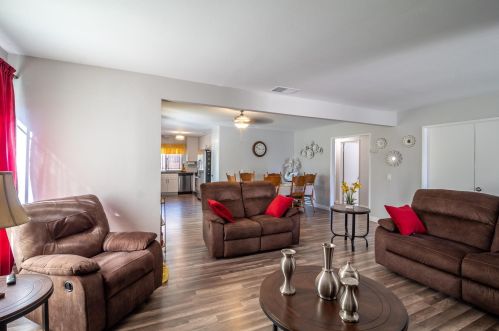 6875 Crest Ave, Riverside CA  92503-1162 exterior