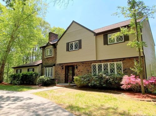 13 Devonshire Dr, Gales Ferry, CT 06335-1109