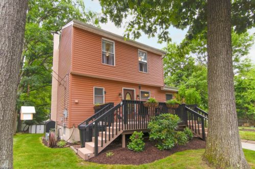 241 Elmira Trl, Hopatcong, NJ 07843-1007