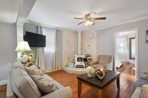 13 Cove Rd, Mount Arlington, NJ 07856-1004