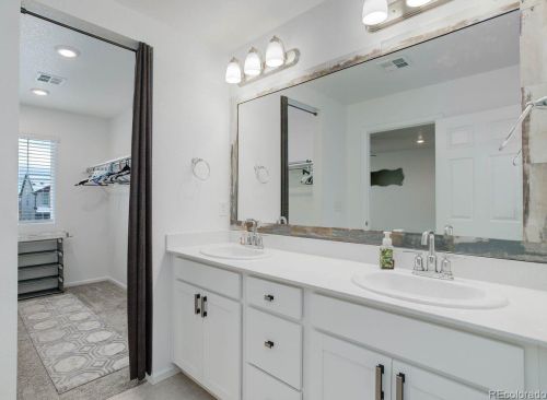 21051 60th Ave, Denver CO  80019 exterior