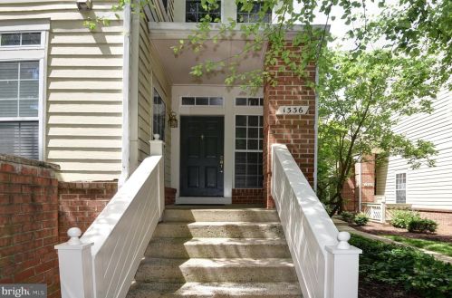 1336 Garden Wall Cir, Herndon, VA