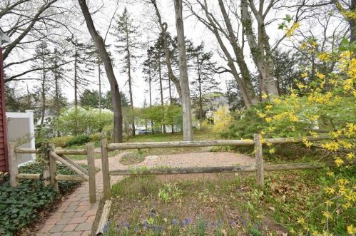 11 Checkerberry Ln, Glastonbury, CT 06033-1218