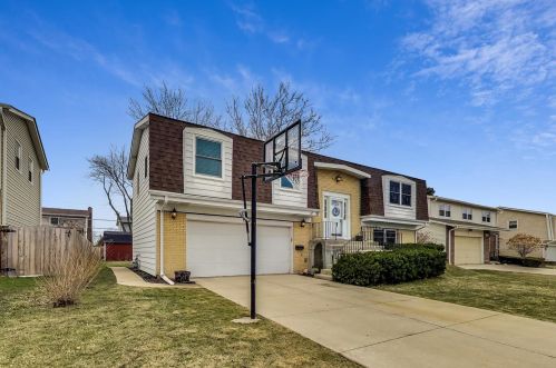 1120 Cherrywood Dr, Mount Prospect, IL 60056-4550