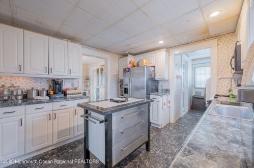 39 Verdun Pl, Middletown NJ  07748-5925 exterior