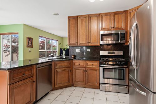 21 Emerald Dr, Streamwood, IL 60107-1284