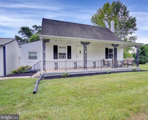 2585 Oakland Rd, York, PA 17315-4523