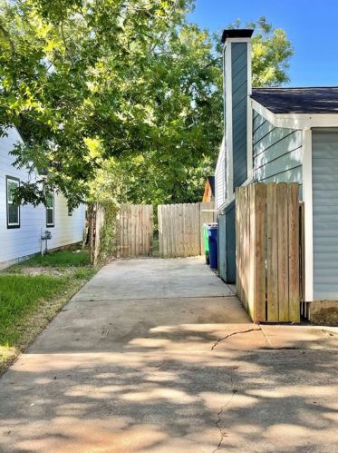 731 Kyle St, Angleton TX  77515-3404 exterior