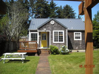 108 Fogarty St, Newport, OR 97365-2740