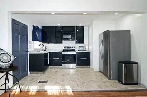 2700 Hood Ave, Atlanta GA  30318-0061 exterior