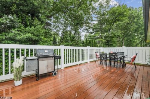 16 Knollwood Dr, Town Center NJ  07052-2406 exterior