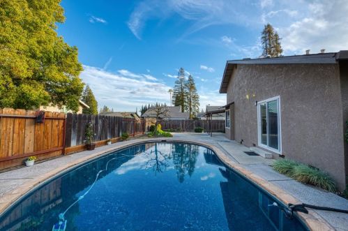 1240 Forest Dr, Turlock, CA 95380-2904