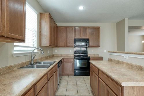 121 Tower Dr, Uhland TX  78640-6053 exterior