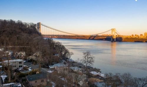 28 Colony Rd, Edgewater, NJ 07020-1506