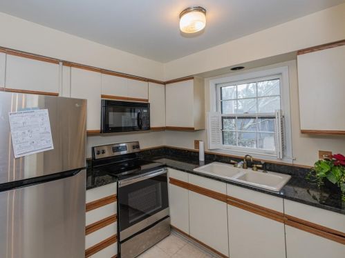 66 Montre Sq, Atlanta GA  30327-4043 exterior