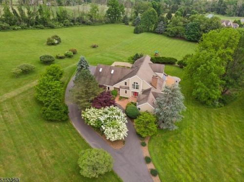 3 Hickory Dr, Chester, NJ 07930-3004
