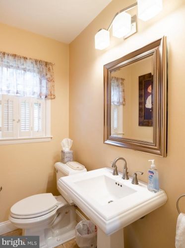 8408 Chippewa Rd, Philadelphia PA 19128-1206 exterior