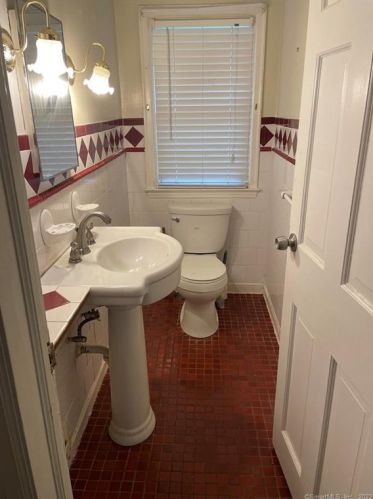 47 Skitchewaug St, Windsor CT  06095-4607 exterior