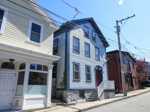 30 Prospect Hill St, Middletown, RI 02840-3021