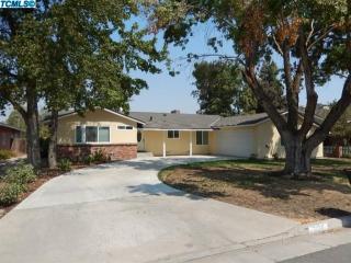 230 Estate Dr, Tulare, CA 93274-1933