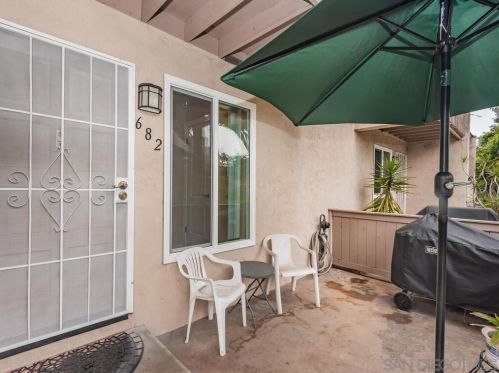 682 Ascot Dr, Vista, CA 92083-4201