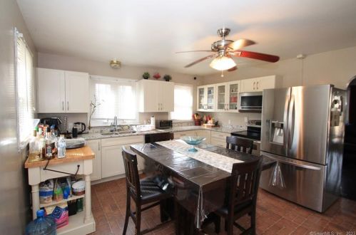28 Old Shelton Rd, Huntington CT  06484-2843 exterior