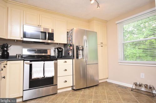 1630 Poplar Grove Dr, Herndon VA  20194-1738 exterior