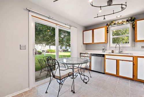 281 Camelot Ln, Carol Stream IL  60188-3617 exterior