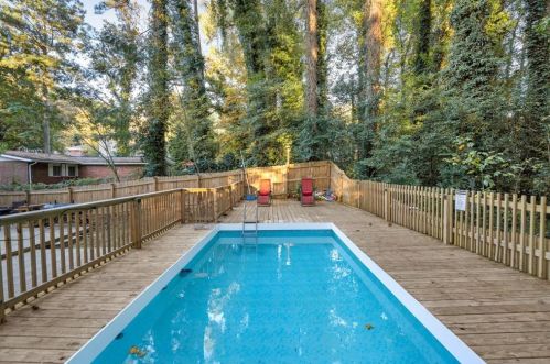 2856 Baker Ridge Dr, Atlanta GA  30318-7227 exterior