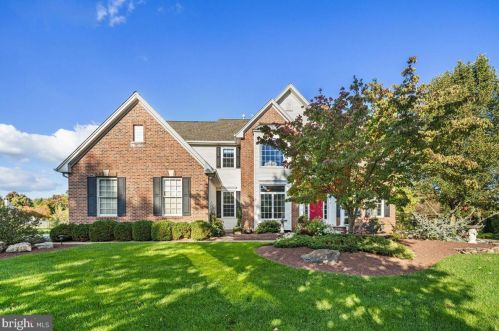 73 Loretta Cir, Southampton, PA 18954-1438