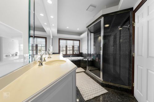 6972 Fieldstone Dr, Willowbrook IL  60527-6969 exterior