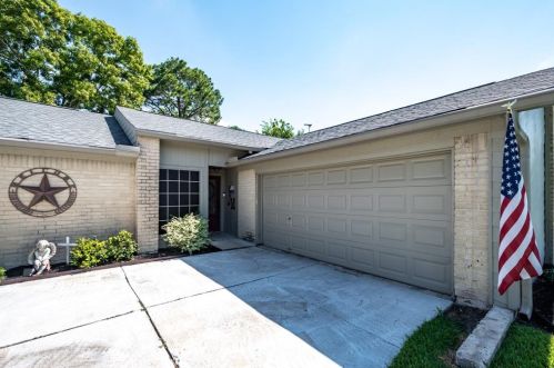 3105 Green Apple Dr, Pearland, TX 77581-4405