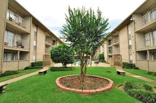 6960 Bellaire Blvd, Houston TX  77074-3500 exterior