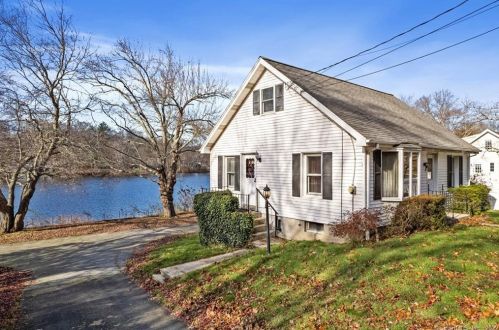 72 Flanders Rd, Niantic CT  06357-1525 exterior