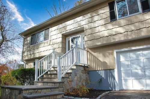 1 Hemlock Ln, Upper Stepney, CT 06468-1033